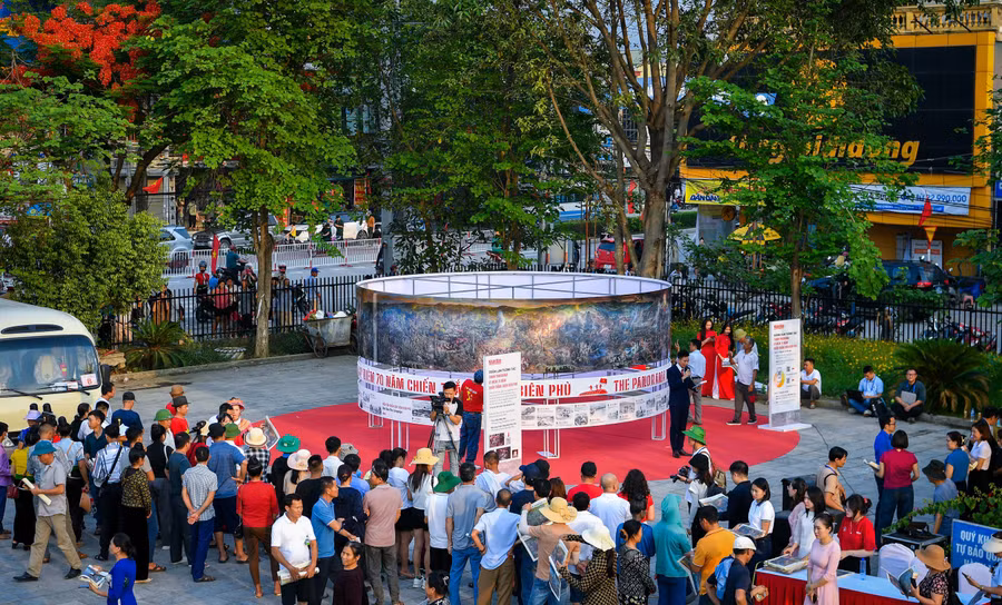 Đông đảo người dân địa phương và du khách tham quan triển lãm.