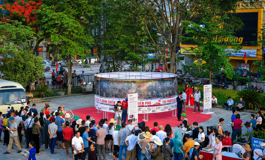 Đông đảo người dân địa phương và du khách tham quan triển lãm. Đông đảo người dân địa phương và du khách tham quan triển lãm.