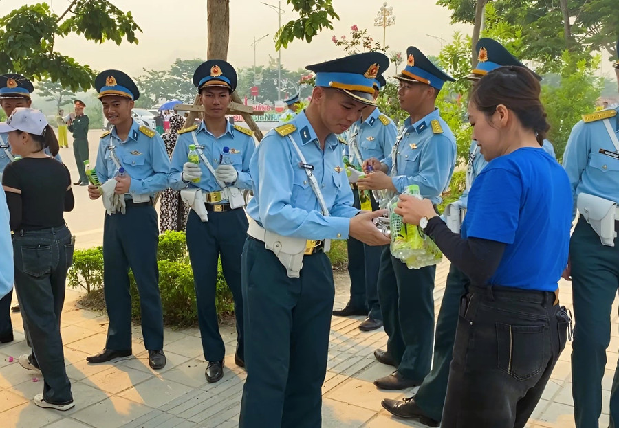 Tiếp nước cho cán bộ, chiến sỹ tham gia diễu binh, diễu hành. Tiếp nước cho cán bộ, chiến sỹ tham gia diễu binh, diễu hành.
