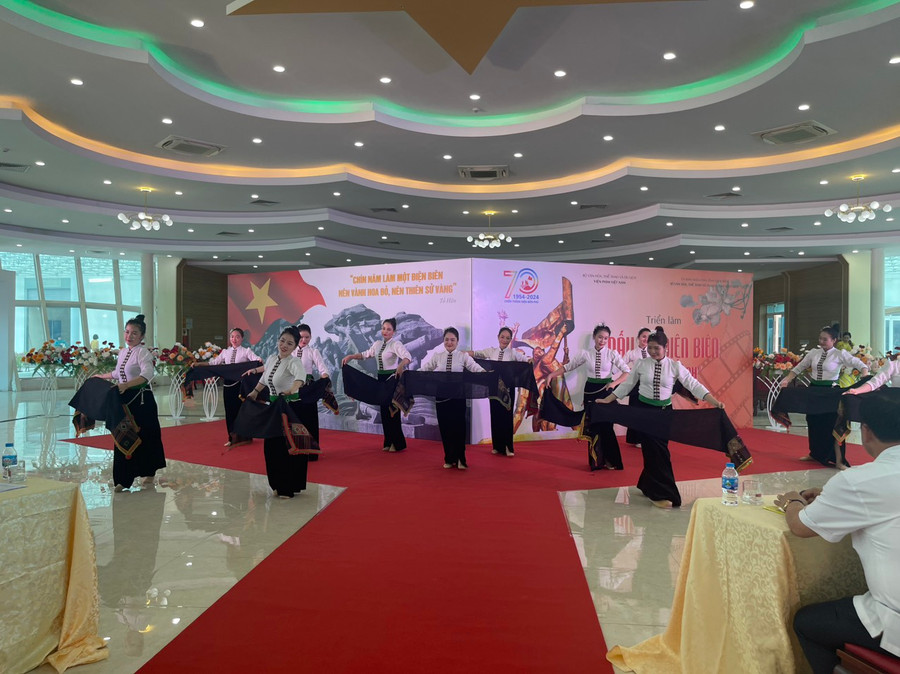Tiết mục Văn nghệ được biểu diễn tại lễ khai mạc. Tiết mục Văn nghệ được biểu diễn tại lễ khai mạc.