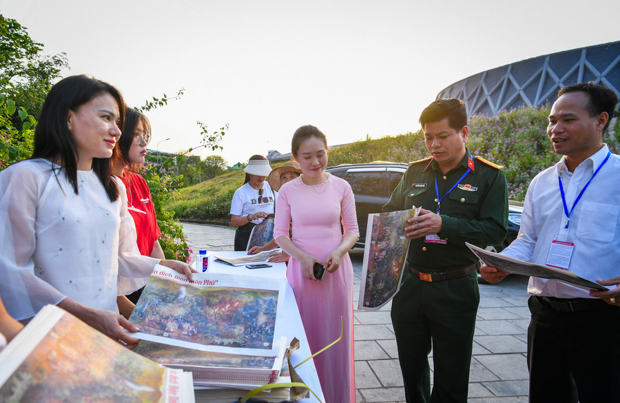 Các đại biểu tham quan tại lễ khai mạc triển lãm. Các đại biểu tham quan tại lễ khai mạc triển lãm.