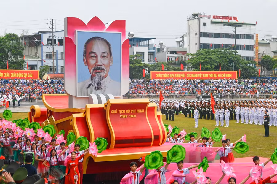 Đoàn xe rước ảnh Chủ tịch Hồ Chí Minh qua lễ đài.