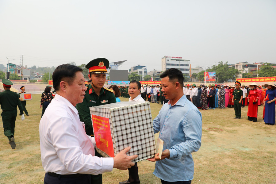 Ông Nguyễn Trọng Nghĩa (áo trắng) thăm hỏi, tặng quà động viên các lực lượng tham gia luyện tập phục vụ cho kỷ niệm 70 năm Chiến thắng Điện Biên Phủ. Ông Nguyễn Trọng Nghĩa (áo trắng) thăm hỏi, tặng quà động viên các lực lượng tham gia luyện tập phục vụ cho kỷ niệm 70 năm Chiến thắng Điện Biên Phủ.