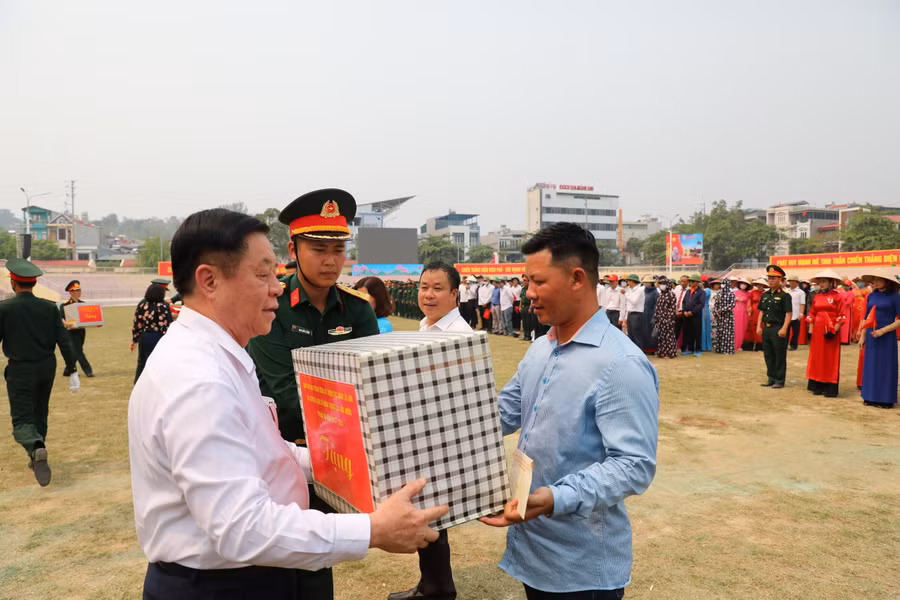 Ông Nguyễn Trọng Nghĩa (áo trắng) thăm hỏi, tặng quà động viên các lực lượng tham gia luyện tập phục vụ cho kỷ niệm 70 năm Chiến thắng Điện Biên Phủ.