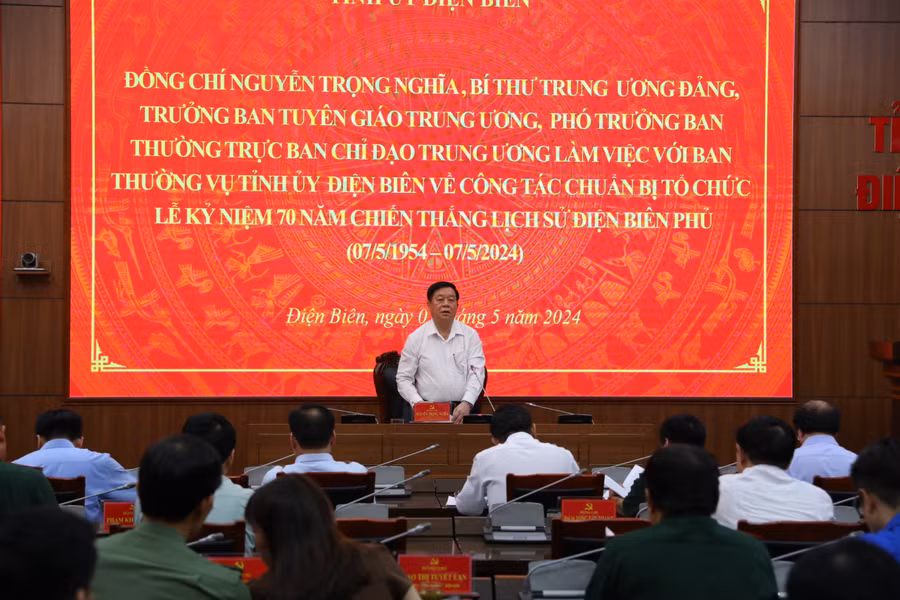 Ông Nguyễn Trọng Nghĩa phát biểu tại buổi làm việc với Thường trực Tỉnh ủy Điện Biên.