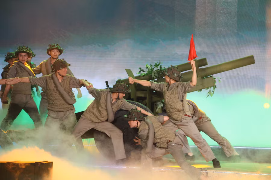 Chương trình nghệ thuật “hò kéo pháo” tại điểm cầu Điện Biên.