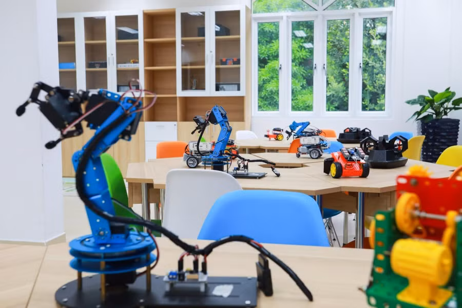 Những không gian như Stem center, hồ bơi, sân thể thao đa năng sẽ giúp học sinh phát triển toàn diện cả về thể chất, trí tuệ lẫn tinh thần.