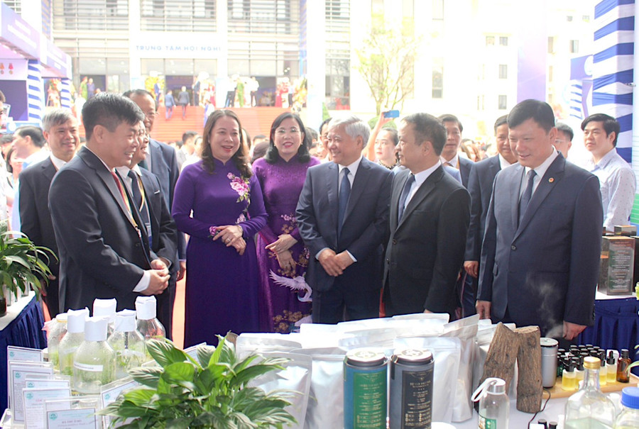 Các đại biểu thăm quan khu trưng bày các sản phẩm nghiên cứu của Đại học Thái Nguyên. Các đại biểu thăm quan khu trưng bày các sản phẩm nghiên cứu của Đại học Thái Nguyên.