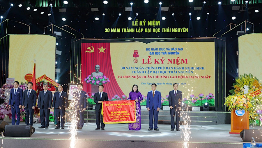 Lãnh đạo tỉnh Thái Nguyên đại diện cho các tỉnh trong Vùng trao tặng Hoa và Cờ lưu niệm: “Đại học Thái Nguyên: 30 năm xây dựng và phát triển”. Lãnh đạo tỉnh Thái Nguyên đại diện cho các tỉnh trong Vùng trao tặng Hoa và Cờ lưu niệm: “Đại học Thái Nguyên: 30 năm xây dựng và phát triển”.
