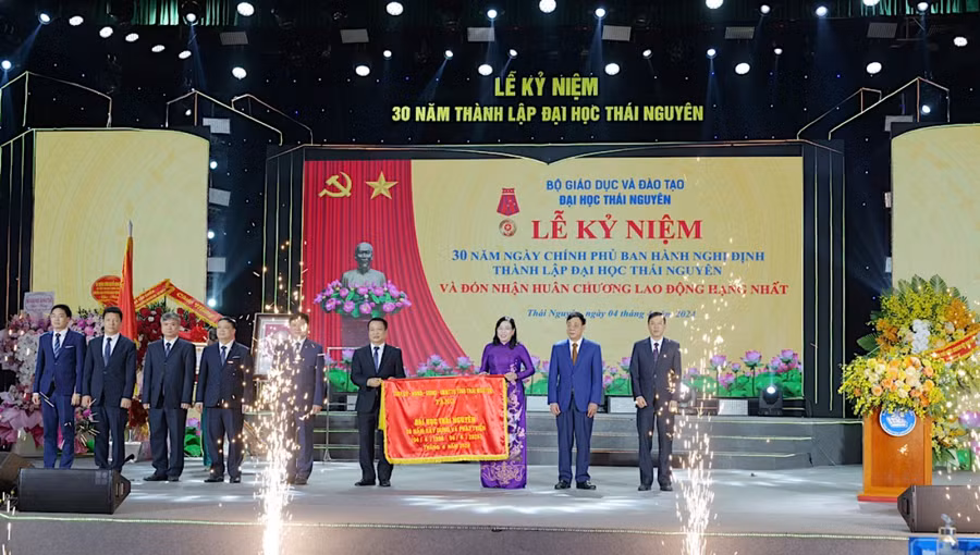 Lãnh đạo tỉnh Thái Nguyên đại diện cho các tỉnh trong Vùng trao tặng Hoa và Cờ lưu niệm: “Đại học Thái Nguyên: 30 năm xây dựng và phát triển”. Lãnh đạo tỉnh Thái Nguyên đại diện cho các tỉnh trong Vùng trao tặng Hoa và Cờ lưu niệm: “Đại học Thái Nguyên: 30 năm xây dựng và phát triển”.