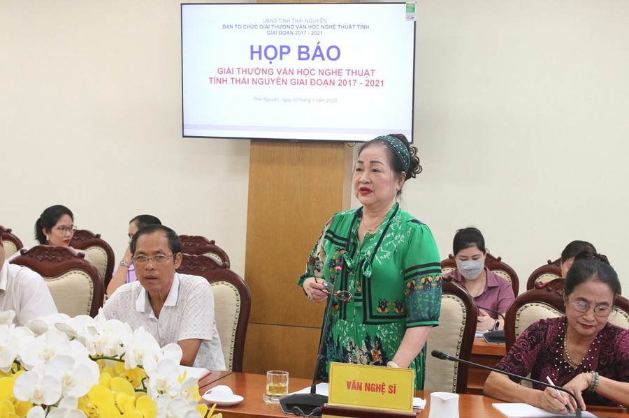 Bà Trần Thị Việt Trung, Chi hội trưởng Chi hội Lý luận phê bình văn học, hội văn học nghệ thuật tỉnh phát biểu tại buổi họp báo.