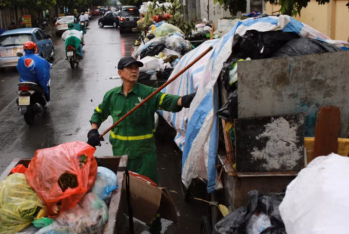 Rác thải ùn ứ nhiều nơi trên đường phố Hà Nội