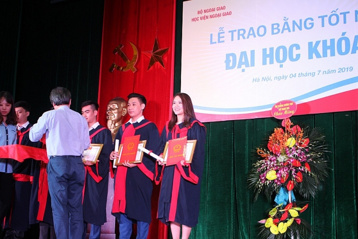 Học viện Ngoại giao trao bằng tốt nghiệp cho 18 lưu sinh viên Lào hoc vien ngoai giao trao bang tot nghiep cho 18 luu sinh vien lao