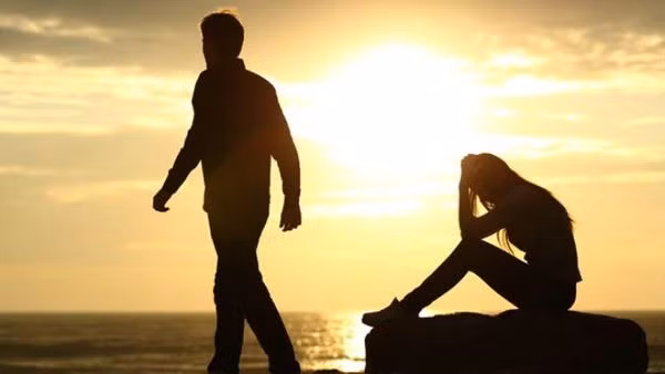 Những tưởng được an ủi, không ngờ cô gái lại bị cư dân mạng ném đá sau khi chia sẻ câu chuyện của mình. Ảnh minh họa