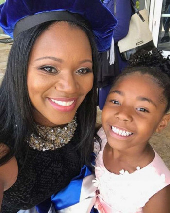 Yolanda Perkins chụp hình cùng con gái Bella, 6 tuổi tại lễ trao bằng tiến sĩ tại đại học Đông Nam Nova (bang Florida, Mỹ). Ảnh:Yolanda Perkins. Yolanda Perkins chụp hình cùng con gái Bella, 6 tuổi tại lễ trao bằng tiến sĩ tại đại học Đông Nam Nova (bang Florida, Mỹ). Ảnh: Yolanda Perkins.