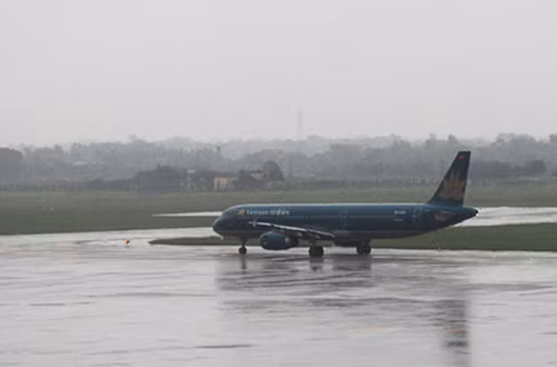 Nhiều chuyến bay bị hủy hoặc phải chuyến hướng hạ cánh do thời tiết xấu. Ảnh minh họa: Đoàn Loan.