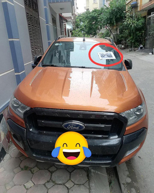 Tờ giấy được dán trên kính trước xe ôtô. Tờ giấy được dán trên kính trước xe ôtô.