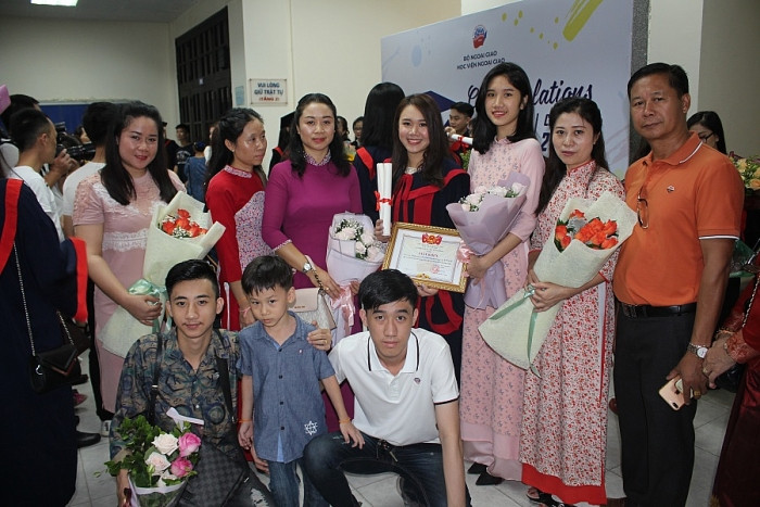Học viện Ngoại giao trao bằng tốt nghiệp cho 18 lưu sinh viên Lào hoc vien ngoai giao trao bang tot nghiep cho 18 luu sinh vien lao