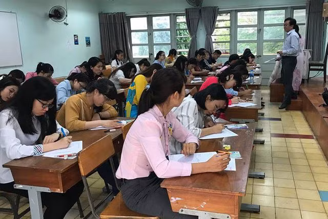 TPHCM lại “ca” điệp khúc: “Giáo viên ở đâu rồi?” - 2