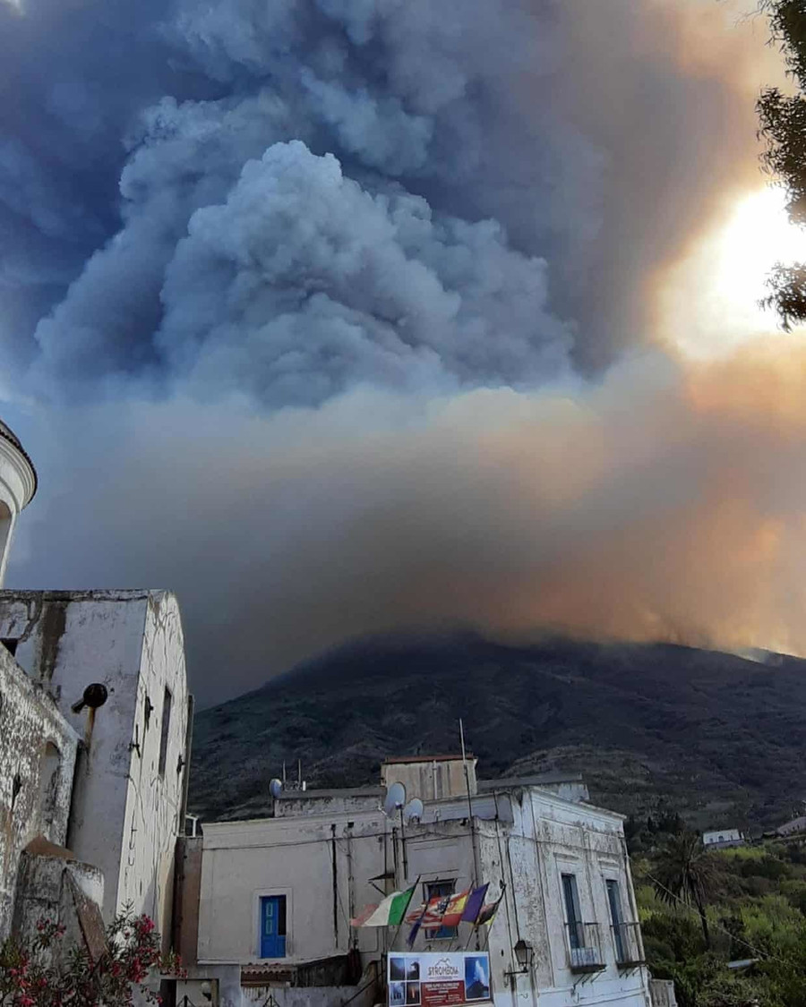 Hình ảnh được chụp từ ngôi làng dưới chân núi lửa Núi lửa phun trào dữ dội trên đảo Italia