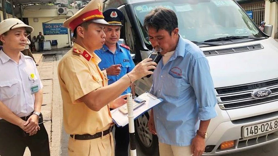 Thanh tra GTVT, CSGT và Sở Y tế Hà Nội phối hợp thành lập tổ công tác liên ngành, kiểm tra - test nhanh chất gây nghiện đối với lái xe.