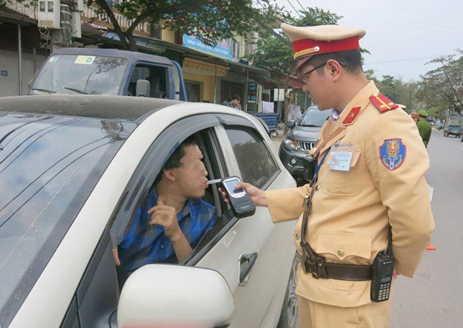 Lực lượng Cảnh sát giao thông kiểm tra nồng độ cồn đối với người điều khiển phương tiện tham gia giao thông trên QL3, đoạn qua TP Thái Nguyên. Lực lượng Cảnh sát giao thông kiểm tra nồng độ cồn đối với người điều khiển phương tiện tham gia giao thông trên QL3, đoạn qua TP Thái Nguyên.