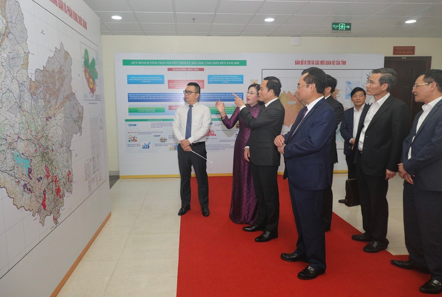 Đại biểu tham quan khu vực trưng bày hệ thống bản đồ Quy hoạch tỉnh Thái Nguyên.