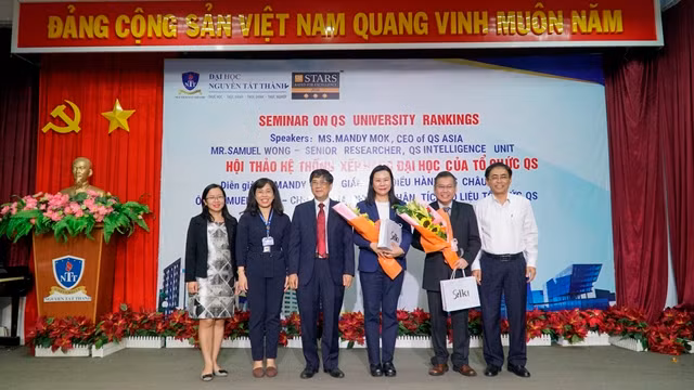 Đại diện Ban lãnh đạo Trường ĐH Nguyễn Tất Thành chụp ảnh lưu niệm cùng các diễn giả