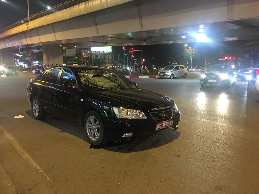 Sau khi xảy ra va chạm, tài xế ô tô đã lái xe bỏ chạy, đến đầu đường Trần Duy Hưng thì bị người dân bắt lại. Sau khi xảy ra va chạm, tài xế ô tô đã lái xe bỏ chạy, đến đầu đường Trần Duy Hưng thì bị người dân bắt lại.