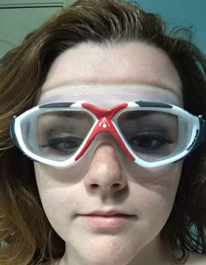 Khi cô chủ muốn gội đầu mà không làm hỏng lớp make-up ở mắt, một chiếc kính bơi sẽ ngăn nước hữu dụng. Khi cô chủ muốn gội đầu mà không làm hỏng lớp make-up ở mắt, một chiếc kính bơi sẽ ngăn nước hữu dụng.