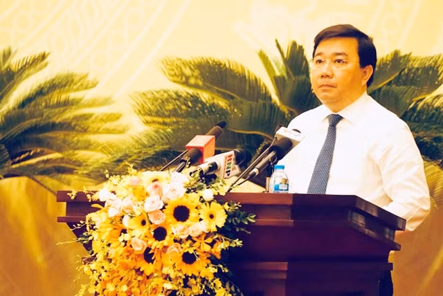 Giám đốc Sở GD&ĐT Hà Nội Chử Xuân Dũng đọc Tờ trình trước HĐND thành phố Hà Nội
