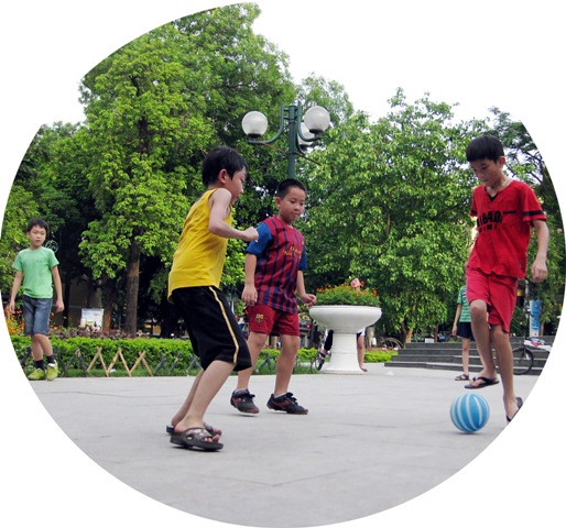 Vỉa hè vẫn là sân chơi lý tưởng Vỉa hè vẫn là sân chơi lý tưởng