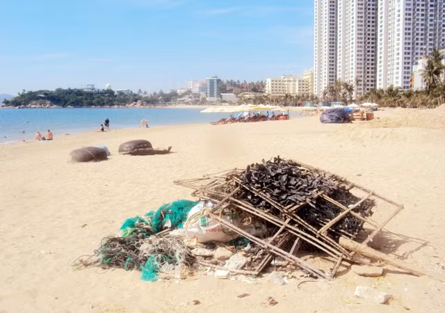 Người dân để bừa bãi ngư cụ không khác gì bãi rác trên khu du lịch
