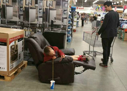 Cậu bé chồng các ống hút vào nhau để có thể nằm vẫn hút được nước trong hộp.