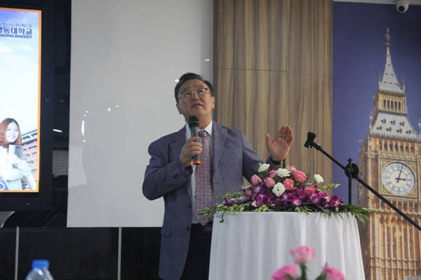 Giáo sư John Kyu Lee- Chủ tịch trường đại học Kyungdong phát biểu tại buổi lễ