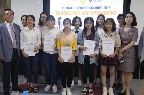 Nhiều em HS, SV đạt được học bổng