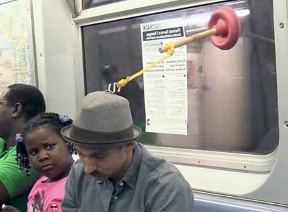 Giải pháp để ngủ gật trên tàu mà không bị ngã vào người xung quanh.