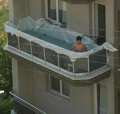 Một gia đình Trung Quốc biến ban công thành bể bơi cho con.