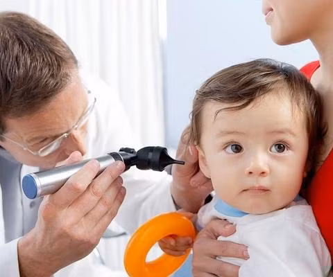 Trị viêm tai giữa bằng rau diếp cá: Bác sĩ Nhi cảnh báo bố mẹ coi chừng hại con