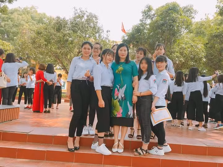 Cô giáo Nguyễn Thị Bích Hà (áo dài) cùng HS. Ảnh nhân vật cung cấp.
