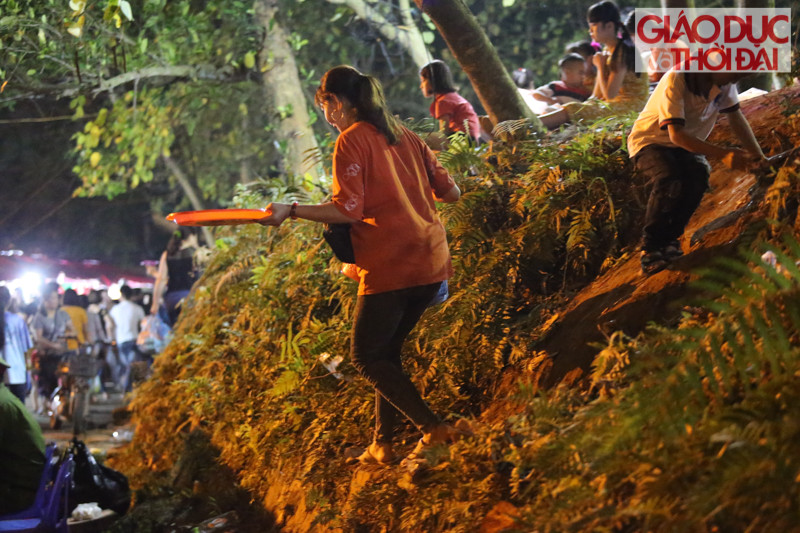 Nhiều người chọn cho mình lối tắt để tránh khỏi đám đông