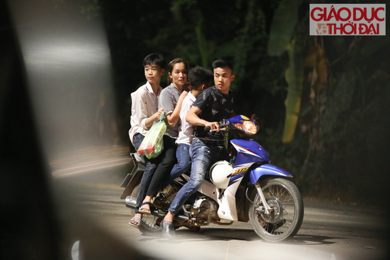 Rất nhiều xe máy di chuyển vào lễ hội không về có mũ bảo hiểm, kẹp 3, 4