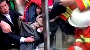 Nghẹt thở xem giải cứu bé trai kẹt đầu vào cửa xoay