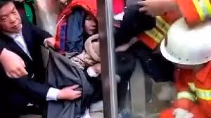 Nghẹt thở xem giải cứu bé trai kẹt đầu vào cửa xoay