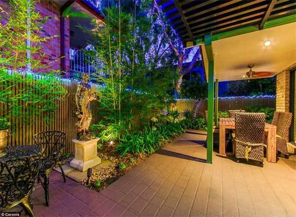 Ngắm ngôi nhà dát vàng từ cổng vào tới toilet