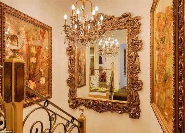 Ngắm ngôi nhà dát vàng từ cổng vào tới toilet