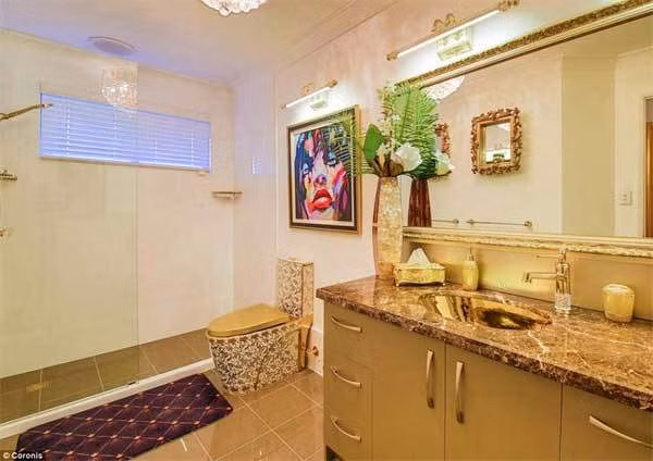 Ngắm ngôi nhà dát vàng từ cổng vào tới toilet