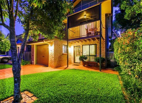 Ngắm ngôi nhà dát vàng từ cổng vào tới toilet