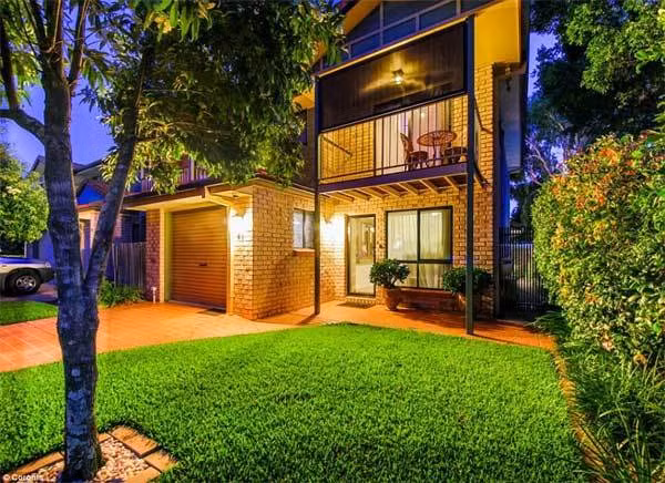 Ngắm ngôi nhà dát vàng từ cổng vào tới toilet