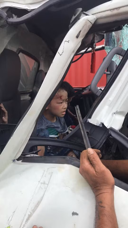 Bé trai bò dậy, sống sót thần kì trong chiếc xe tải bị đâm nát bét, biến dạng sau va chạm với container - Ảnh 2.